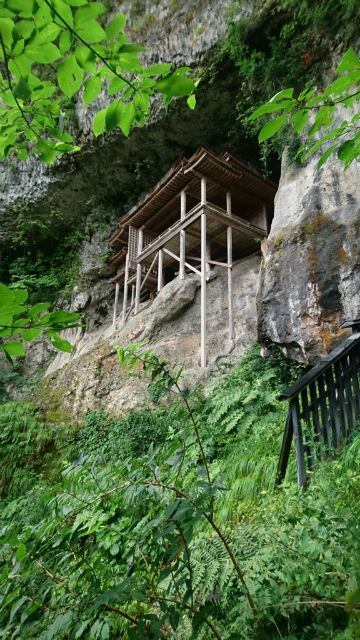 鳥取県三朝町の三仏寺投入れ堂