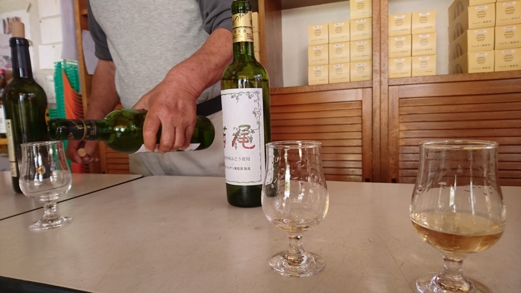 (有)マルサン葡萄酒の試飲カウンター