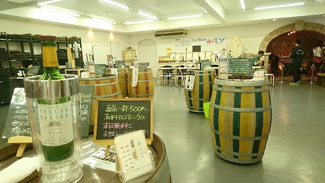 ロリアンワイン白百合醸の試飲スペース
