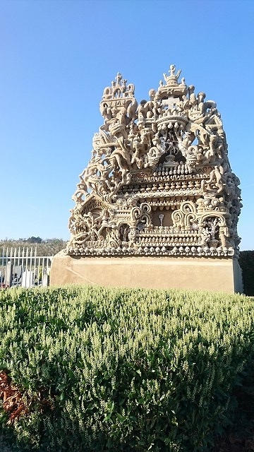 オートリーヴの村はずれにあるシュヴァルの墓地