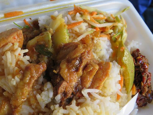 ミャンマーの駅で売られているお弁当