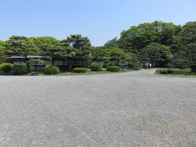 浜離宮恩賜庭園の、中の御門橋入り口から見た園内
