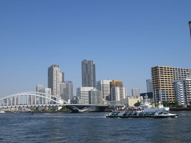 東京湾を走る水上バス「ホタルナ」