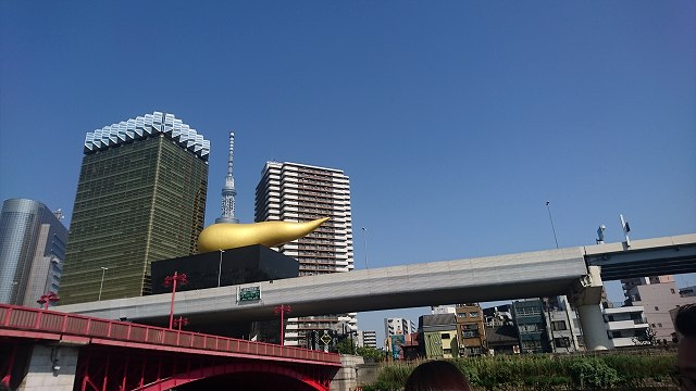 水上バスから見えるスカイツリーと吾妻橋、アサヒビール社のオブジェ