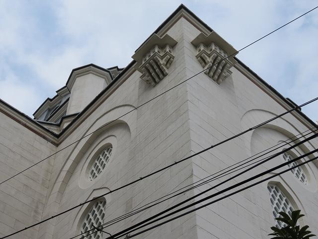 東京ジャーミィの裏側の上部にとりつけられた鳥小屋