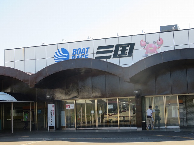 ボートレース三国一号館の入り口