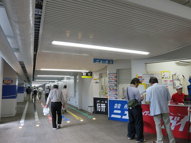 戸田競艇場1階入り口