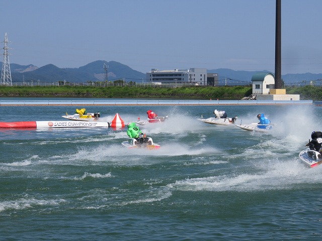 桐生競艇場水面1マーク