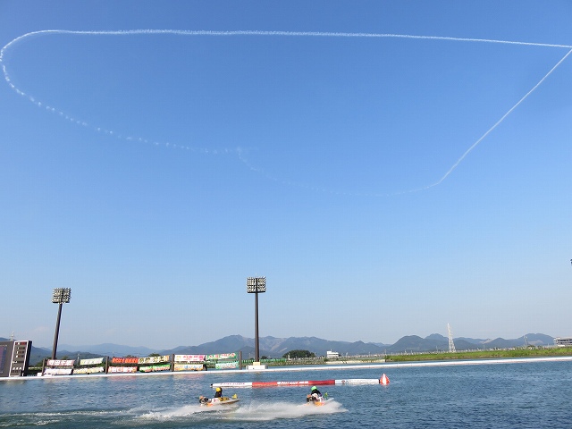 桐生競艇場から見たブルーインパルス