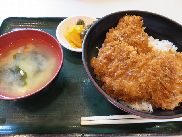 競艇場「こめ蔵」のソースカツ丼