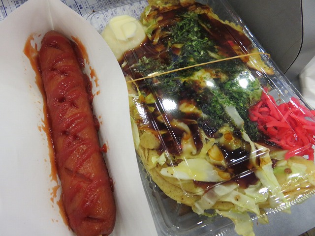 桐生競艇場の食堂「鉄板焼きあれこれ」のお好み焼きとフランクフルト