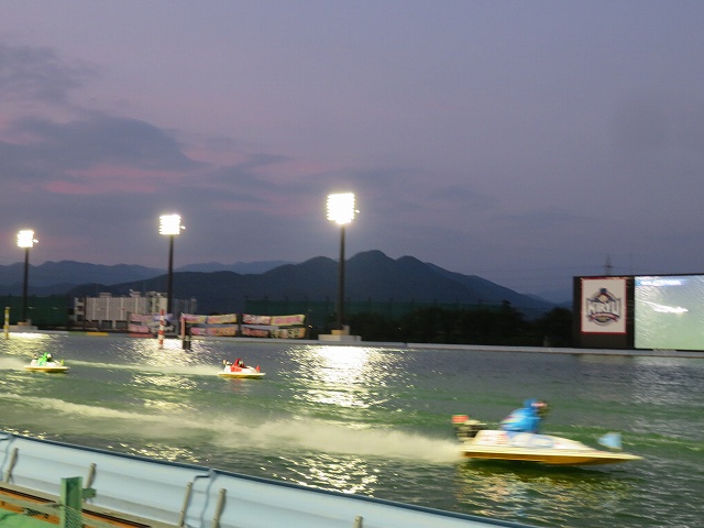 桐生競艇場の夜の水面