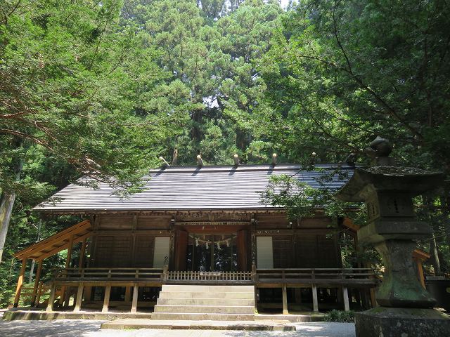 三夜沢赤城神社の境内