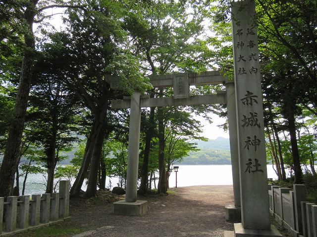 赤城山大沼の側の赤城神社