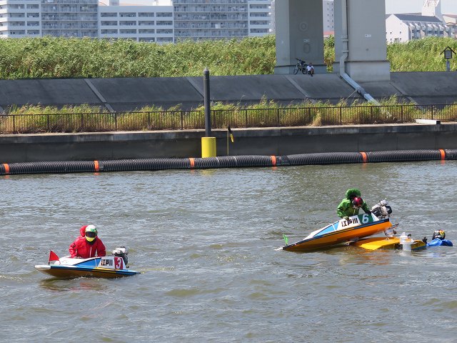 江戸川競艇場でボートが転覆