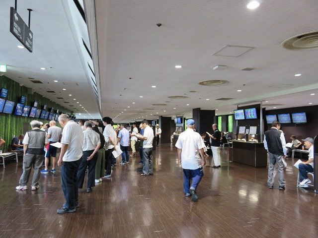 江戸川競艇場3階投票所