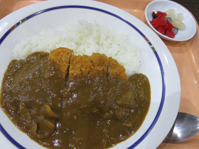 江戸川競艇場1階レストラン「笑和」のカツカレー