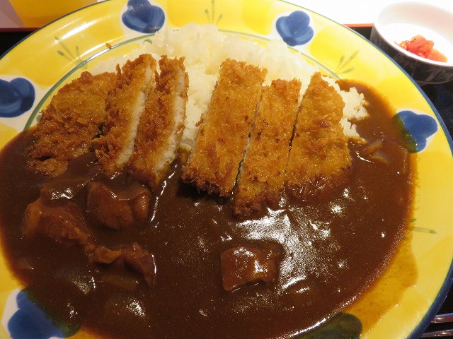 桐生競艇場2階「ダイニング雷神」のカツカレー