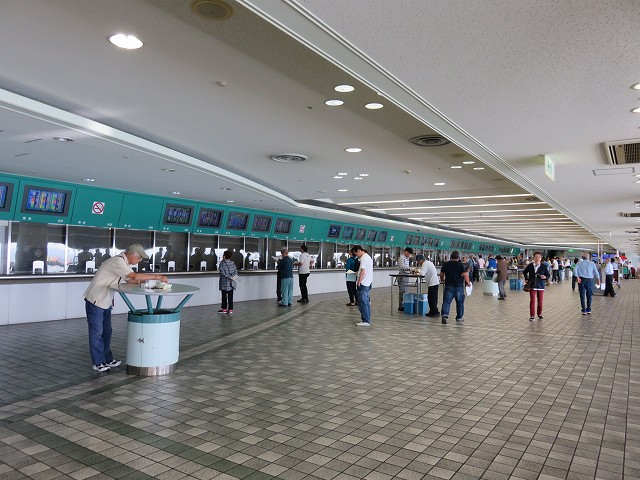 びわこ競艇場の1階投票所