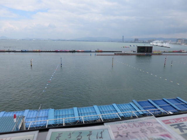 びわこ競艇場の4階展望レストランから見たピットと水面