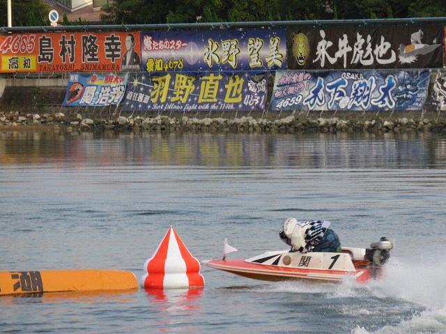 浜名湖競艇場でのヤングダービーで1マークをまわる関浩哉選手