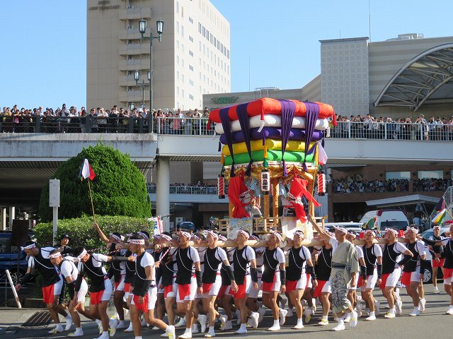 長崎駅前を練り歩く長崎くんちの船
