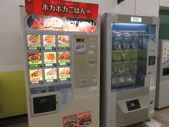 からつ競艇場1マーク側にあるホットスナックとパンの自動販売機