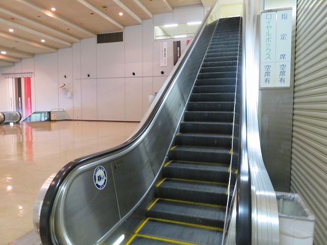 からつ競艇場の指定席へあがるエスカレーター