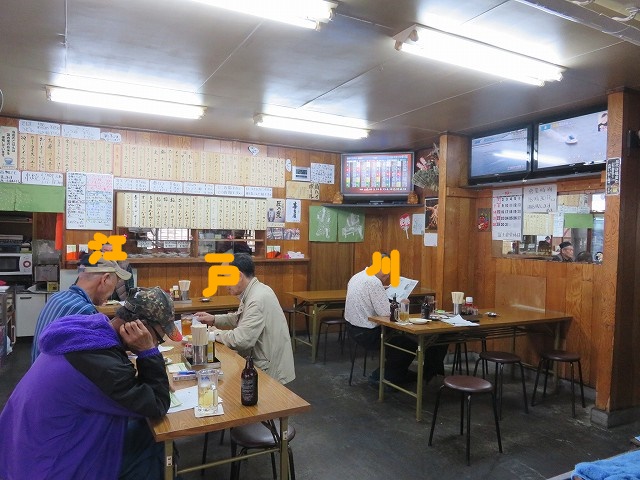 江戸川競艇場前の富士食堂の店内