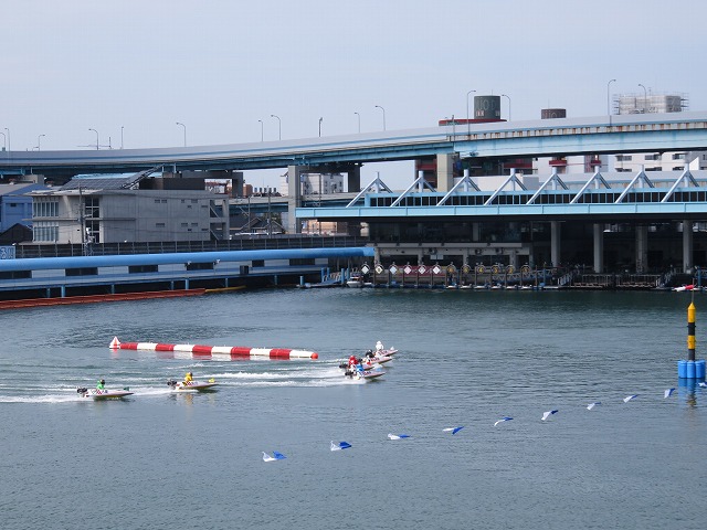 福岡競艇場の水面2マーク側
