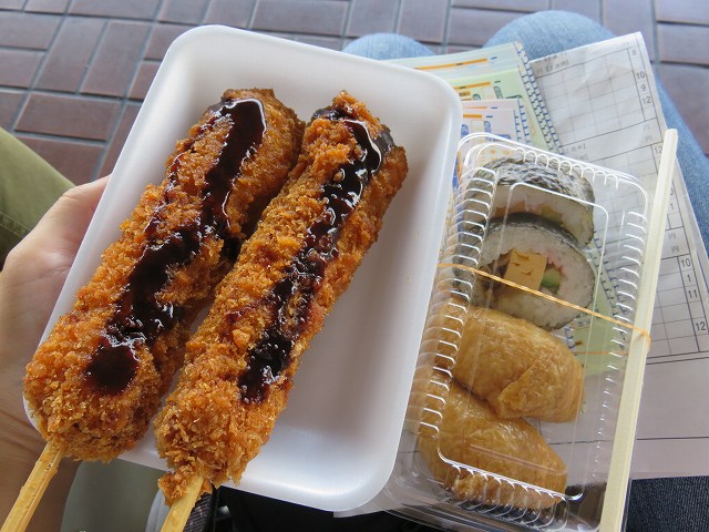 福岡競艇場の串カツと巻き寿司・いなり寿司