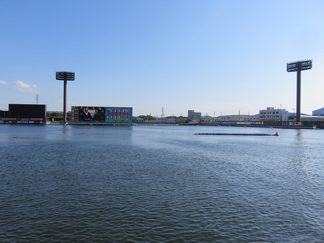 蒲郡競艇場のスタンドから見た水面1マーク側