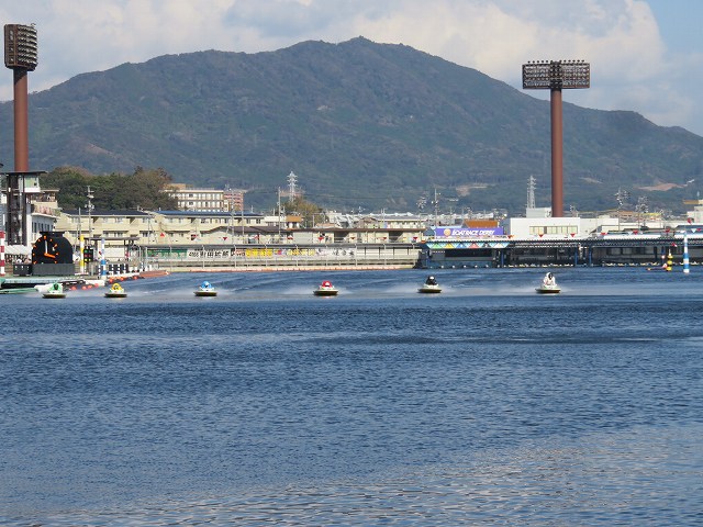 蒲郡競艇場の1マーク側奥「スプラッシュゾーン」から見たレースのようす