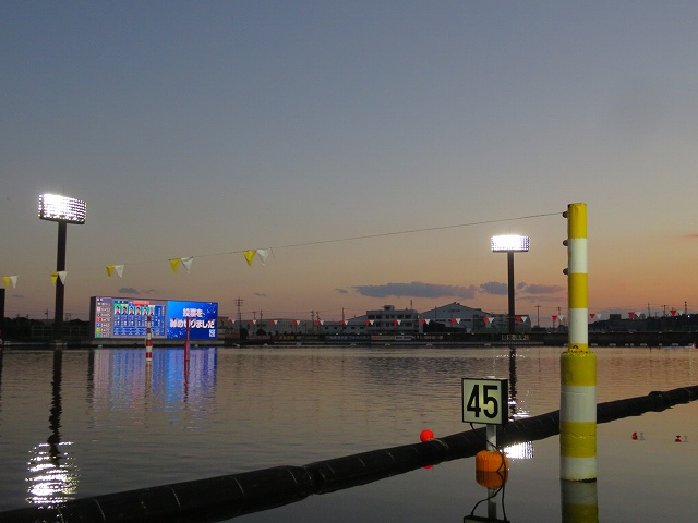 夕方の蒲郡競艇場の水面