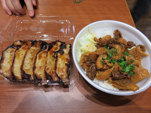 蒲郡競艇場内「まるみつ」の餃子とどて丼