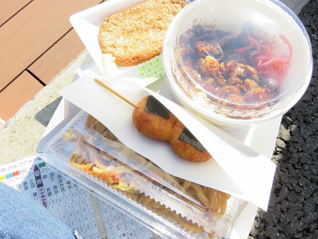 蒲郡競艇場3階売店「まごころや」の炙り牛カルビ丼、じゃこ天。焼きうどん、揚げ餅