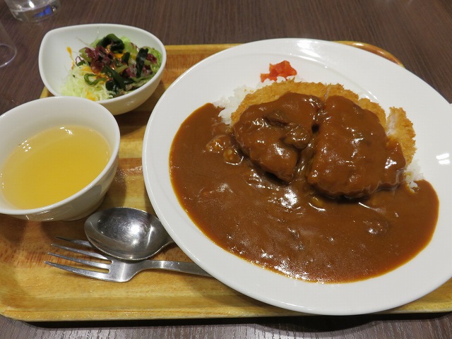 蒲郡競艇場内のレストラン「ピンラッシュ」のカツカレー