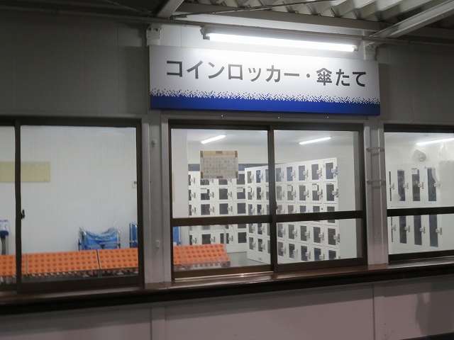 多摩川競艇場1階正面入り口横のコインロッカーと傘立て
