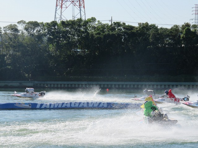 多摩川競艇場の水面1マーク側