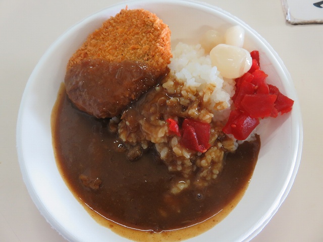 多摩川競艇場1階のカレースタンドのコロッケカレー
