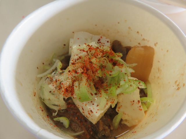 多摩川競艇場1階のカレースタンドの牛すじ煮込み