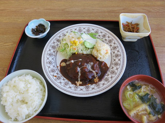 多摩川競艇場の指定席のレストラン「緑水亭」のハンバーグ