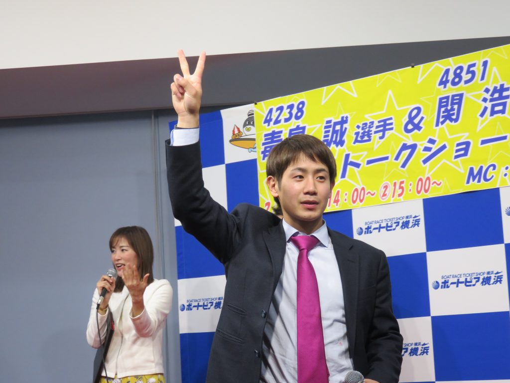 ボートピア横浜のトークショーでじゃんけん大会をする関浩哉選手