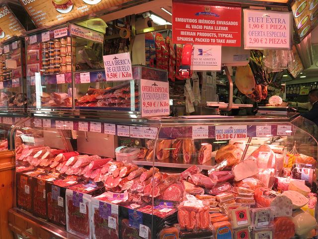 マドリードの生ハム博物館(Museo del Jamon)の中の様子