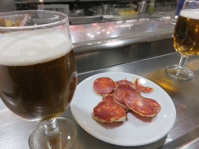 マドリードの生ハム博物館(Museo del Jamon)のビールとサラミ