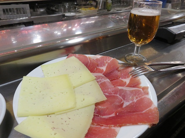 マドリードの生ハム博物館(Museo del Jamon)のチーズと生ハムの盛り合わせ