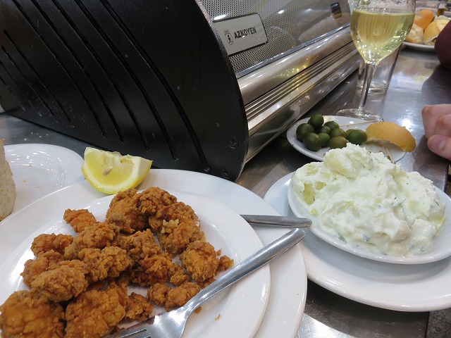 マドリードの立ち飲み居酒屋の魚のからあげとポテトサラダ
