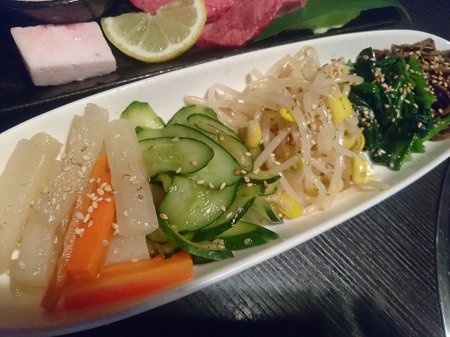 津市の焼肉屋「天福」のナムル盛り合わせ
