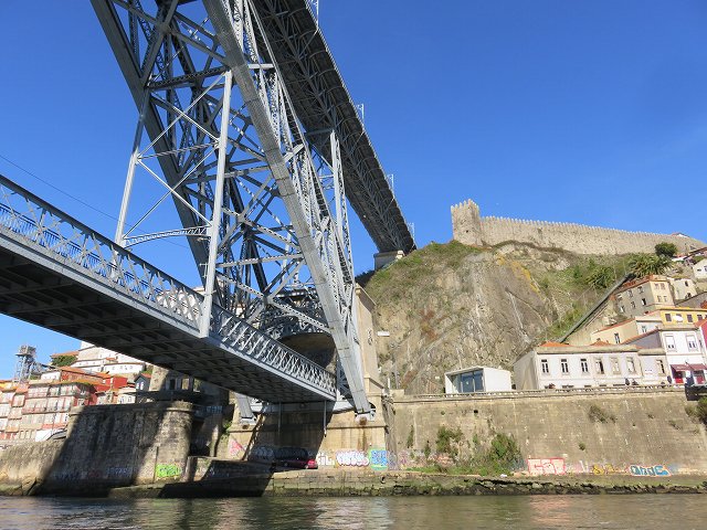 ポルトのドウロ川クルーズ船から眺めたドン・ルイス1世橋
