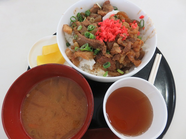 津競艇場1階の食堂「YAMAGUCHI屋」のどて煮丼